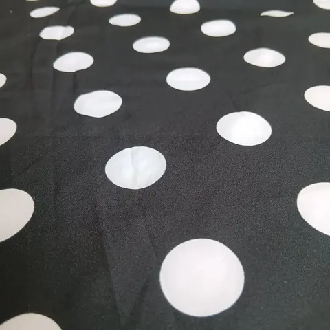 Tkanina · 060. Wzór, kolor i detal na archiwalnej fotografii materiału.