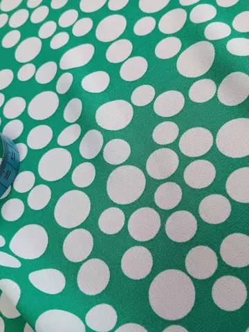 Tkanina · 007. Wzór, kolor i detal na archiwalnej fotografii materiału.